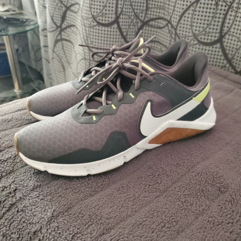 Nike Legebds Essentials 9.5 Mens Used